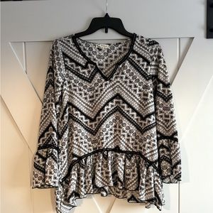 Women’s size XS adorable black and white blouse. Fits like a roomy small.